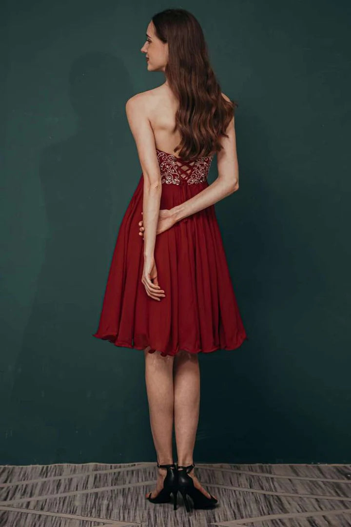 Vestido corto de fiesta con escote en forma de A y bordado en forma de corazón
